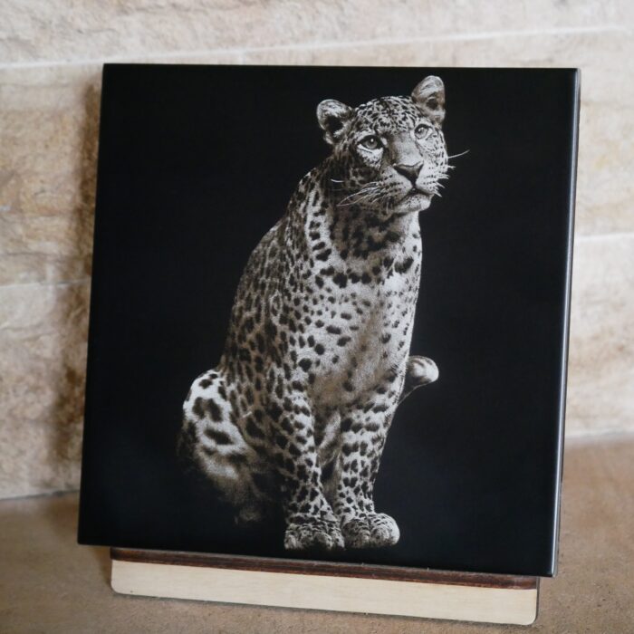 Faïence décorative gravée