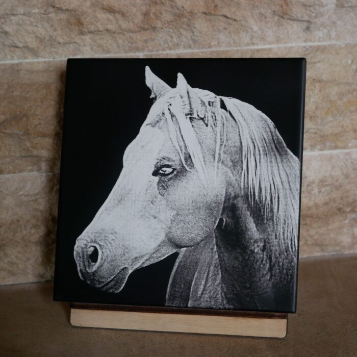 Faïence décorative gravée